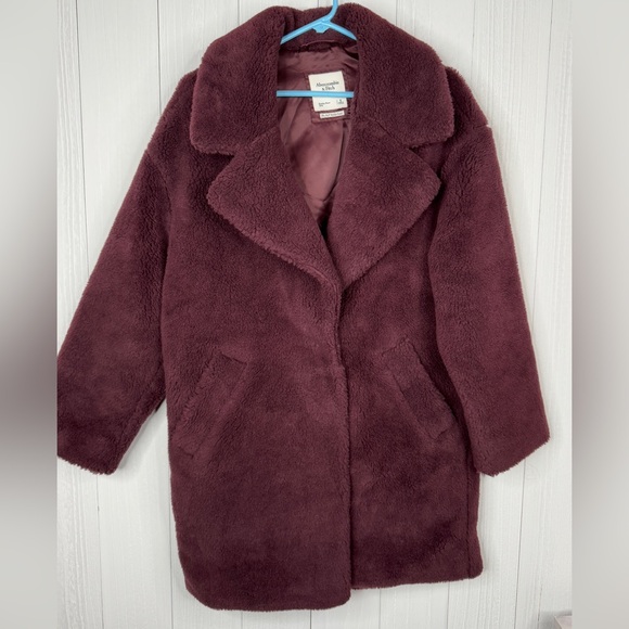 Abercrombie & Fitch faux fur teddy coat in a burgundy/maroon - Picture 2 of 10